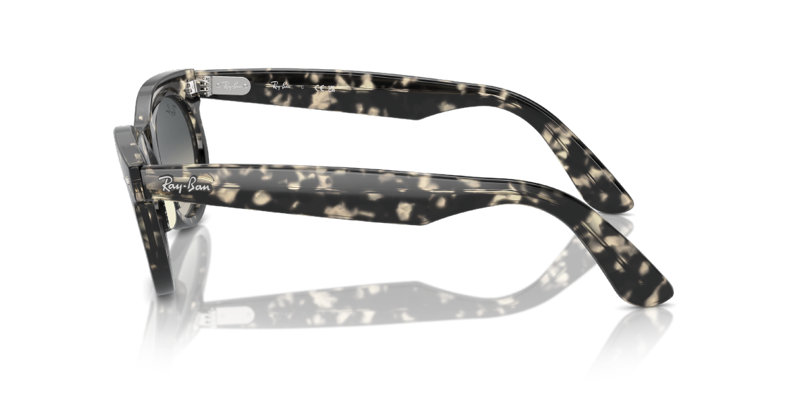 Солнцезащитные очки Ray-Ban Wayfarer Oval RB2242 133371